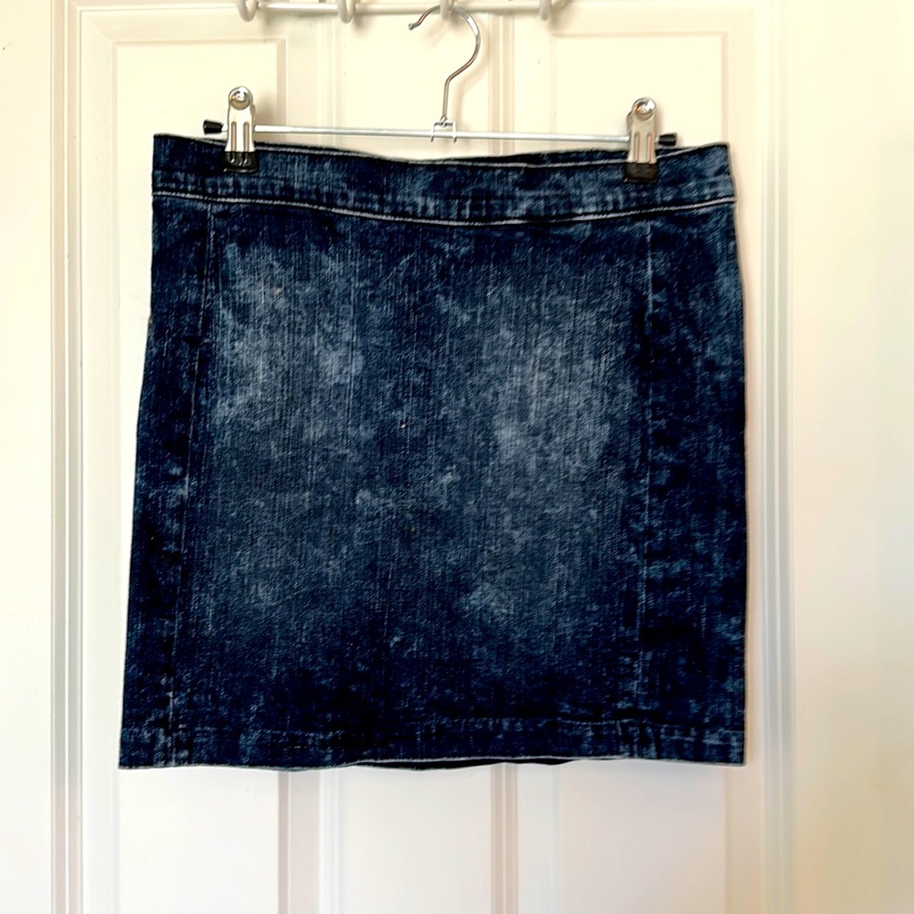 3/$20 Levi’s stretch denim mini skirt